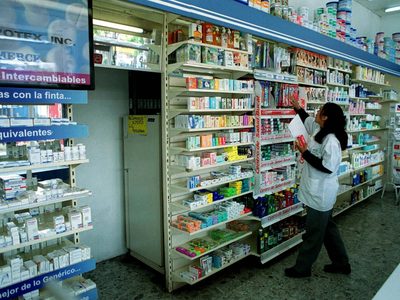 Cofece demanda a farmacéuticas por causar escasez y elevar precios de medicamentos