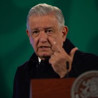 AMLO pide al INE "humildad", “rectificar” y buscar opciones para realizar la consulta