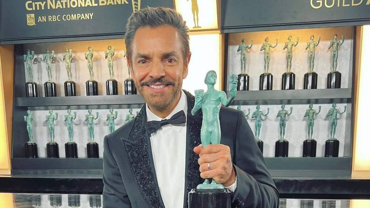Eugenio Derbez muestra el galardón que le fue otorgado por ser parte del elenco de la película CODA: Señales del Corazón