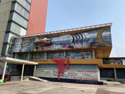 Estudiantes de Artes y Diseño vandalizan el mural de Siqueiros de la rectoría de la UNAM