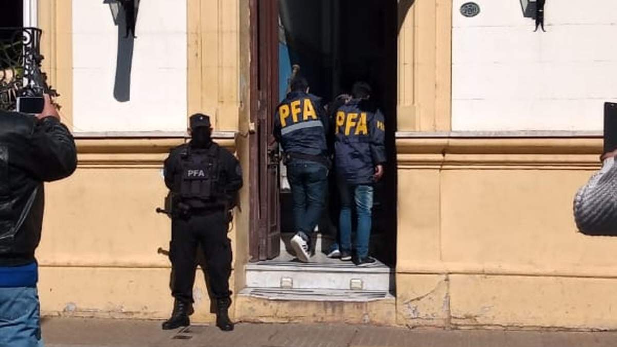 Allanamiento de la Policía Federal Argentina. Fuente: (Twitter)