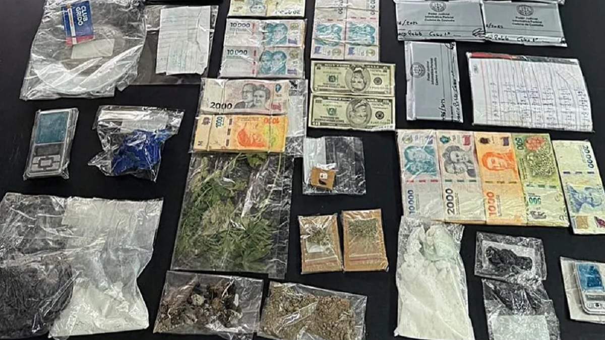 Parte de lo secuestrado durante la investigación de la víctima fatal por consumo de cocaína presuntamente adulterada. Fuente (Neuquén Informa)