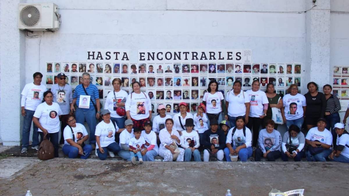 Madres buscadoras colocaron afuera de la FGE losetas con los rostros de decenas de víctimas