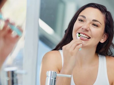 El secreto de la limpieza dental: 3 alimentos que cuidan tus dientes y seguro no lo sabías