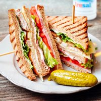 Exquisito sándwich club: la receta perfecta para tus almuerzos en las vacaciones