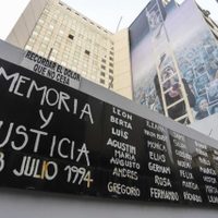 Causa AMIA: la fiscalía pide sobreseer a 12 imputados por el atentado y los familiares se oponen
