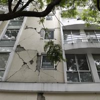 Reportan 36 edificios con daños leves, dos heridos y un hospital desalojado por sismo en la CDMX