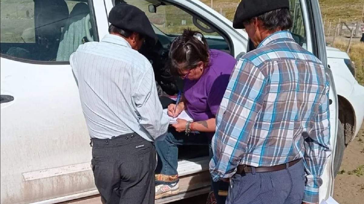 Los equipos de trabajo de Educación en su visita a las comunidades y escuelas rurales. Fuente: (Gobierno de Neuquén)
