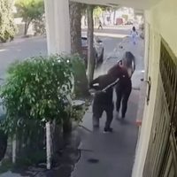 Exhiben en video a sujeto que agredió con una nalgada a una mujer cuando salía a trabajar