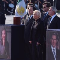 Gritan "justicia" y "fuera" a Sánchez Cordero en ceremonia luctuosa de Alonso y Moreno Valle (Video)