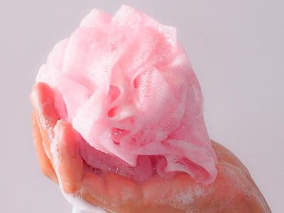 En pocos pasos y sin dañar nada: así podés lavar las esponjas, cepillos y guantes que usás en la ducha