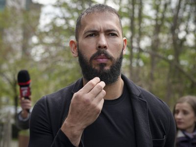 Rumania acusa al luchador Andrew Tate de violación y tráfico de personas