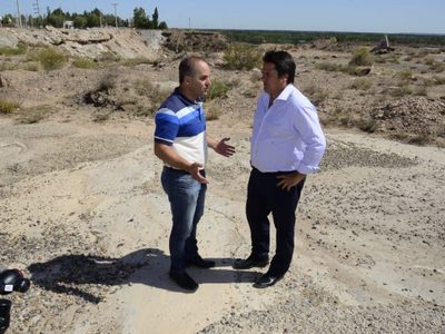 Gaido citó a empresas hormigoneras a reparar el daño causado por los desechos arrojados en la barda