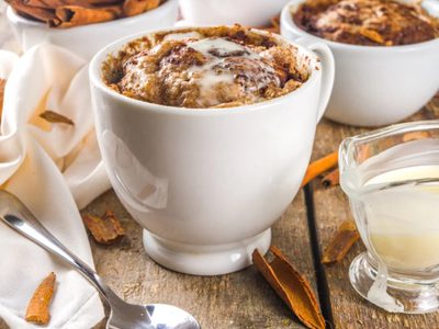 En taza, sin azúcar y en 5 minutos: torta de manzana para ese antojo sin culpas