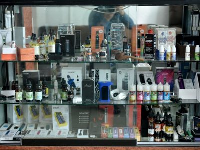 La OMS insta a los países a regular los cigarros electrónicos: "Son una trampa"
