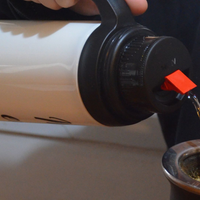 Con pocos ingredientes, el truco infalible para quitarle el mal olor a tus termos o botellas reutilizables
