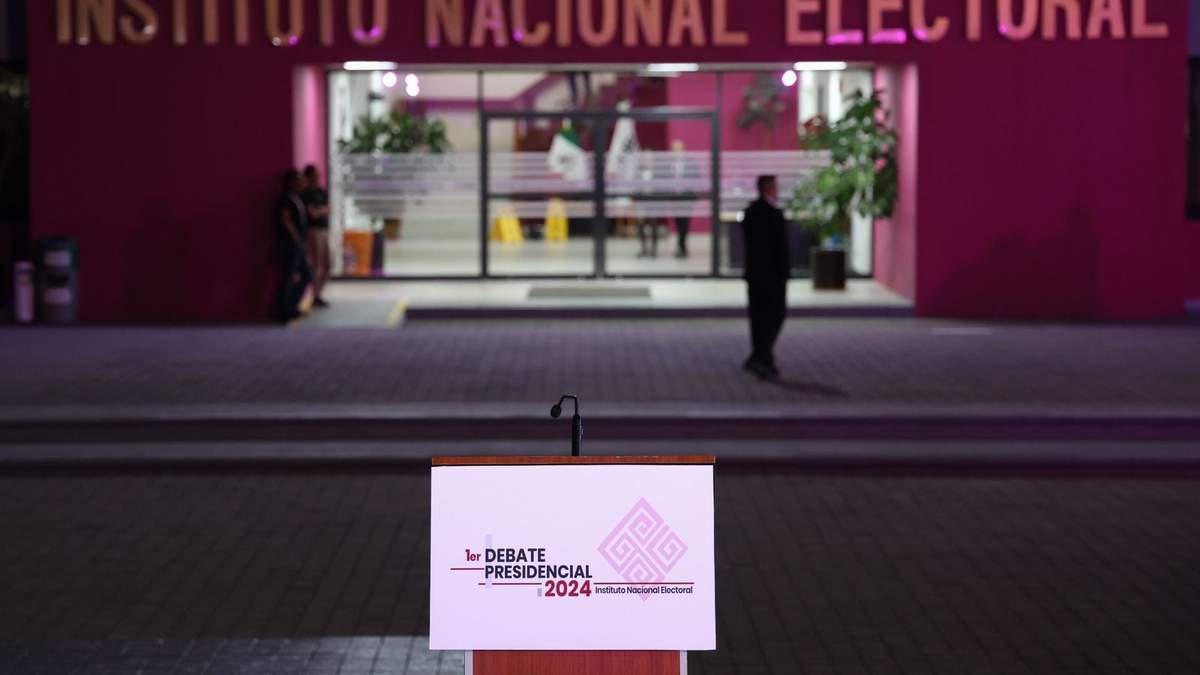 La sede del INE en la noche del debate