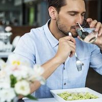Beber agua durante las comidas es saludable, pero podrías estar cometiendo este error