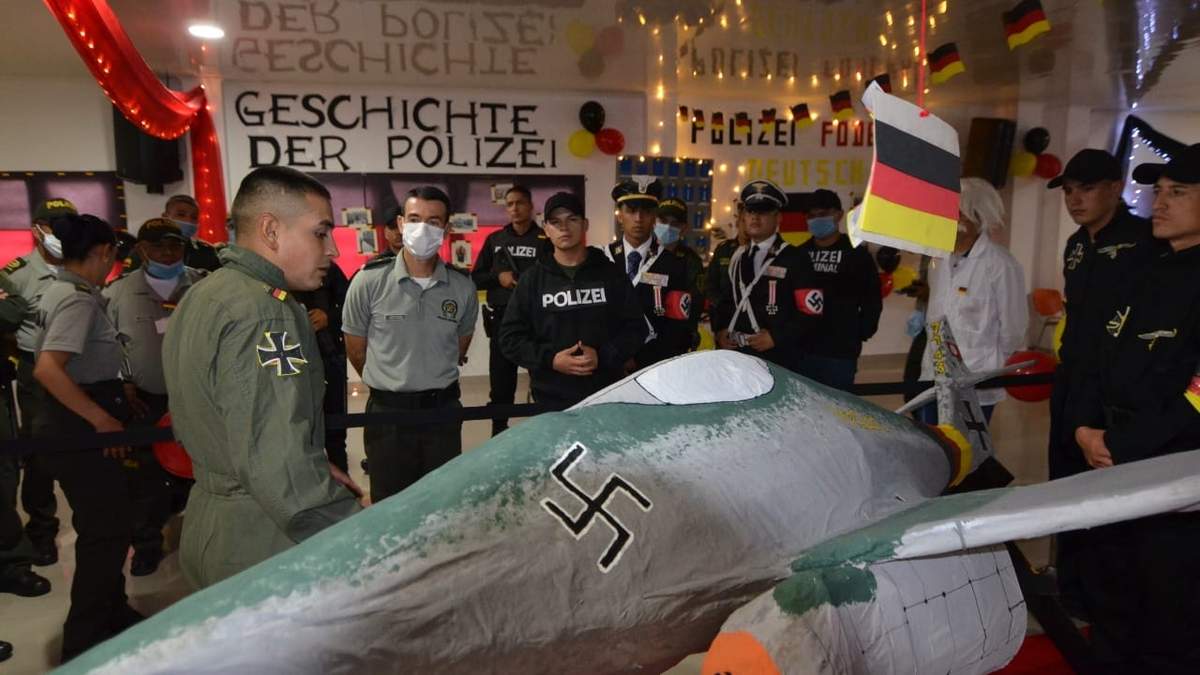 Acto con distintivos nazis
