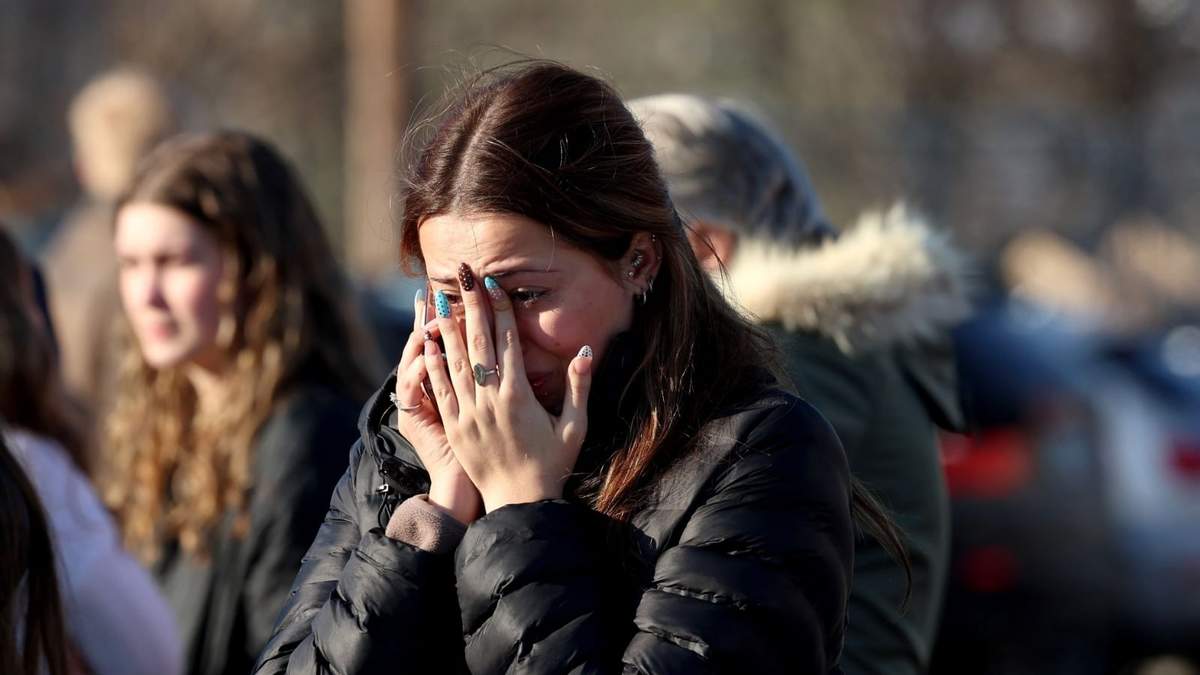 Una mujer se lamenta luego del tiroteo en la pista de hielo