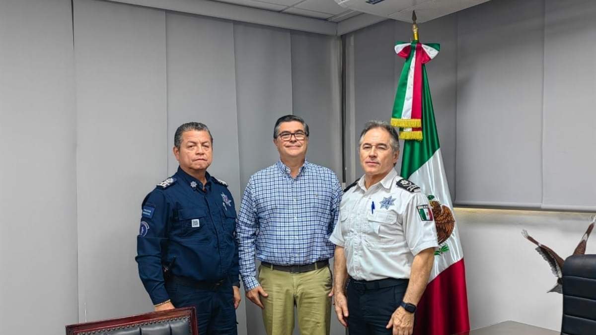 El secretario de Gobierno de Tabasco, José Antonio de la Vega Asmitia (centro), al anunciar la renuncia de Hernán Bermúdez Requena (der.) y la llegada a la Secretaría de Seguridad de José del Carmen Castillo (izq.)