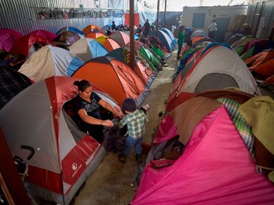 Miles de migrantes, atrapados entre dos gobiernos en tensión