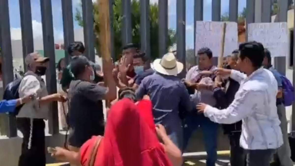 La agresión fue grabada por otros reporteros