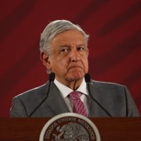 "Dejar asuntos públicos a economistas, igual que encomendarle la paz a un militar": AMLO