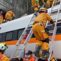 Brutal choque de trenes en Taiwán deja decenas de fallecidos y heridos