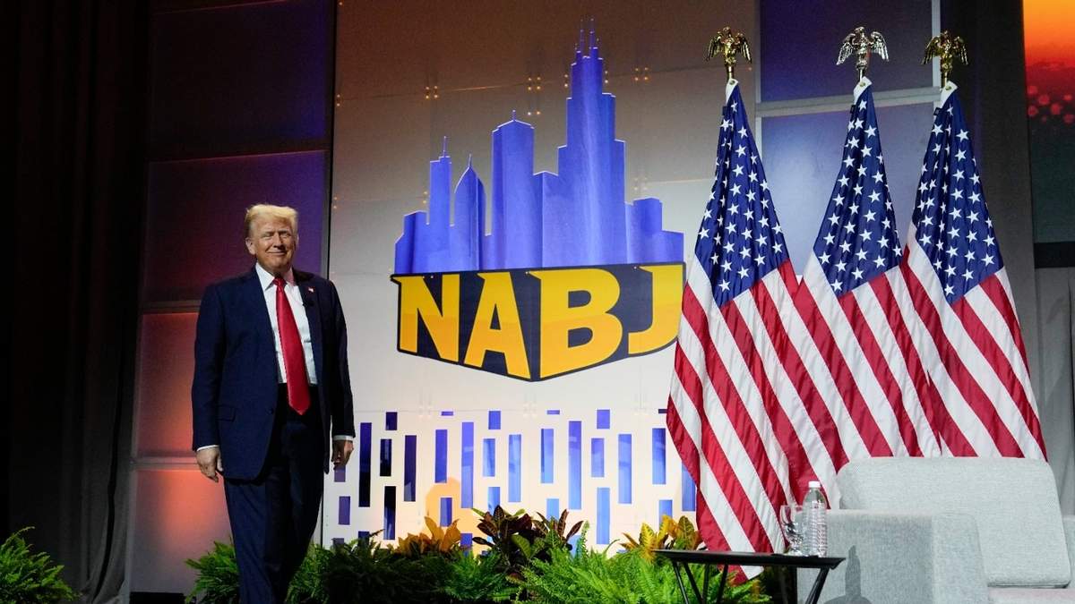 Trump sube al escenario en la convención de la Asociación Nacional de Periodistas Negros