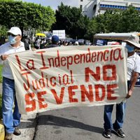 El juez que lidera las protestas contra Bukele en El Salvador denuncia acoso policial en su casa