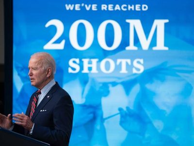 Biden anuncia la cifra de 200 millones de personas vacunadas en EU contra covid-19