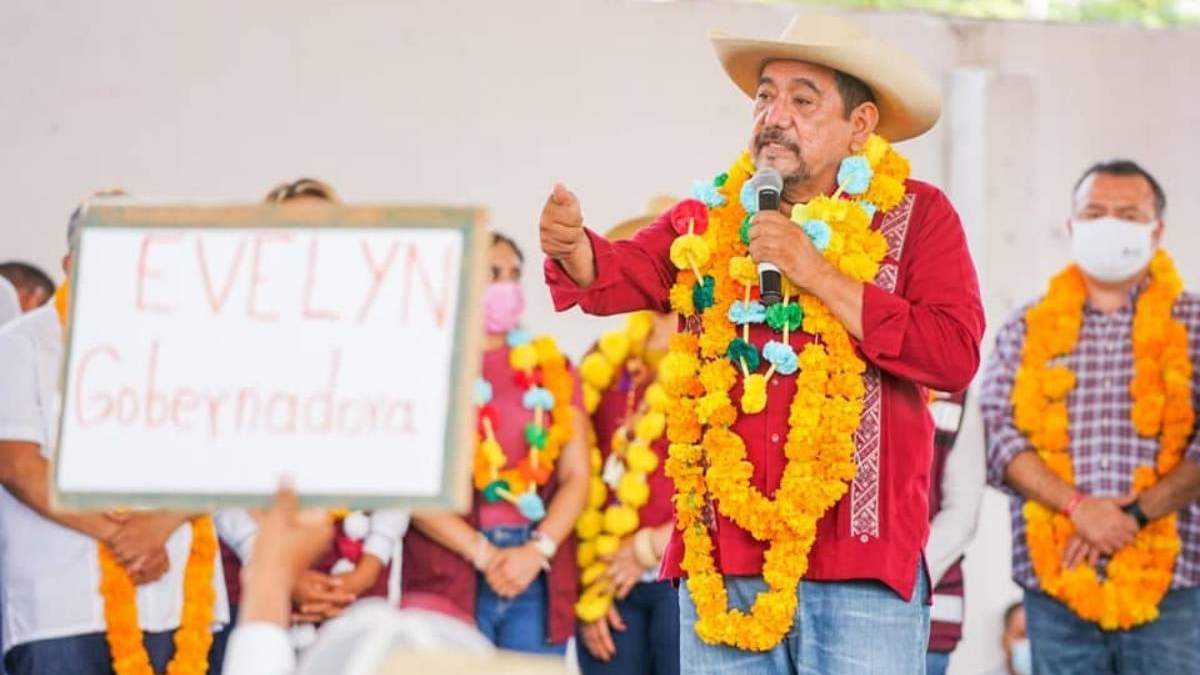 El senador por Morena en un acto de campaña de su hija Evelyn