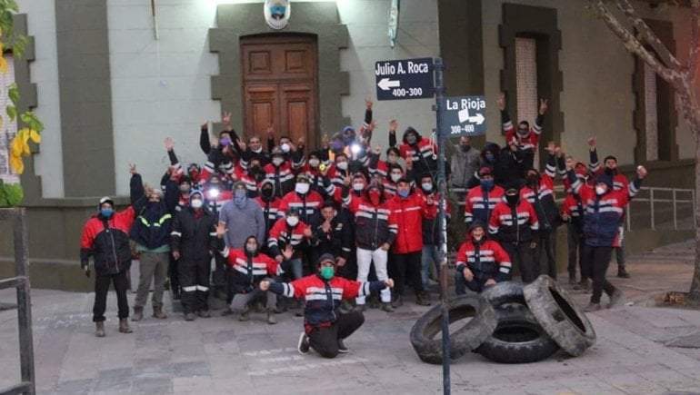 Mineros de Andacollo en la casa de Gobierno en Neuquén. Fuente: (Facebook)