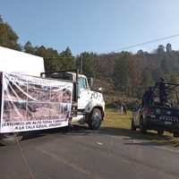 Comuneros bloquean carretera para exigir freno a la tala clandestina en Ocuilán, Edomex