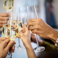 ¡Chin Chin!: la historia del brindis, mucho más que desear buenos augurios