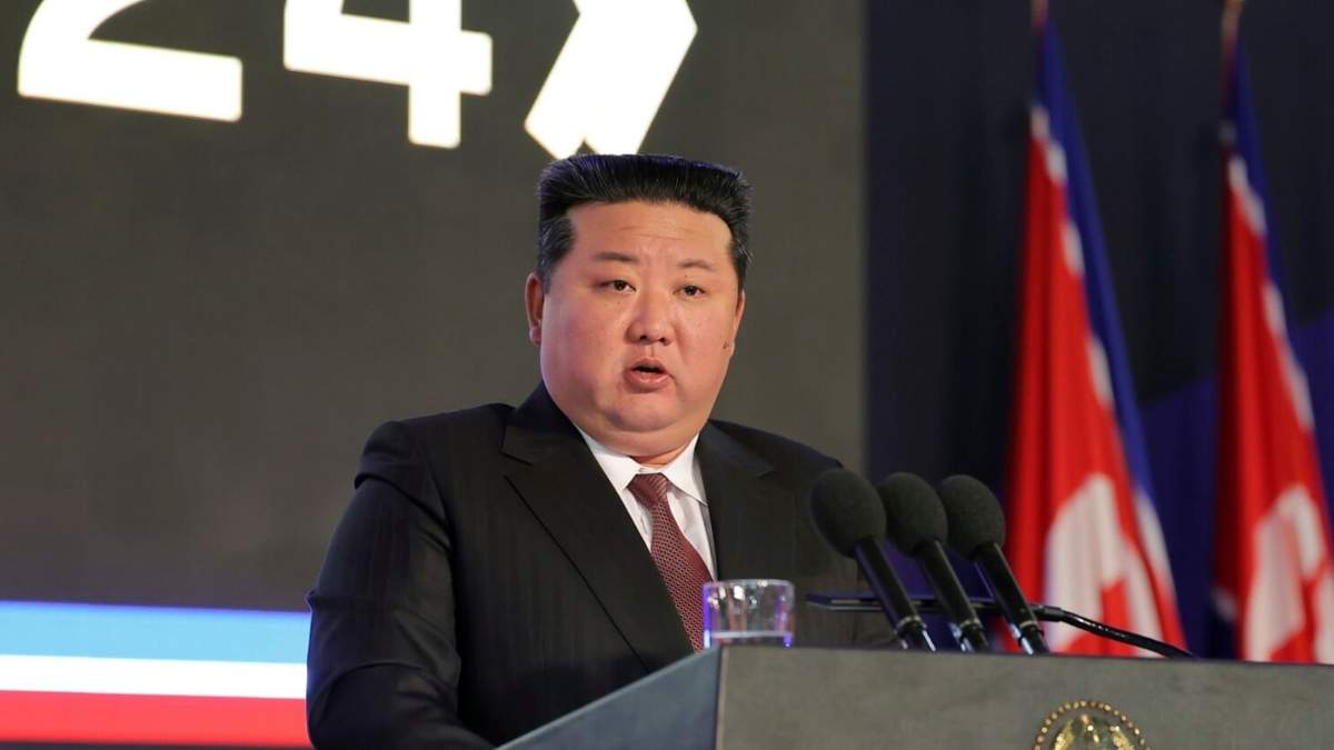 En esta fotografía proporcionada por el gobierno norcoreano, el gobernante Kim Jong Un, pronuncia un discurso en una ceremonia de inauguración en Pyongyang, Corea del Norte