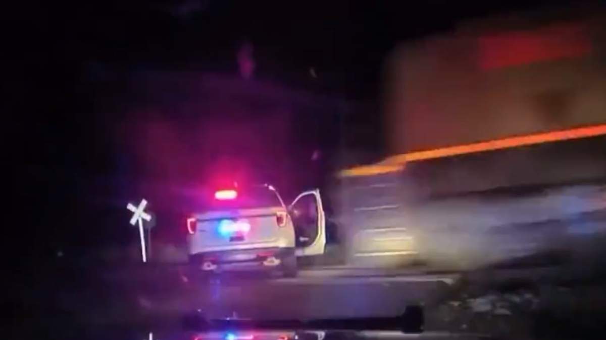 El momento en el que un tren de carca embiste la patrulla con la detenida en su interior