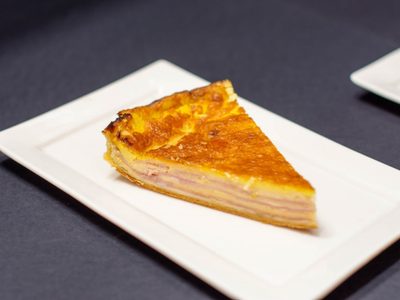 Poné el agua para el mate y prepará esta deliciosa torta de fiambre sin amasar ni ensuciar la cocina