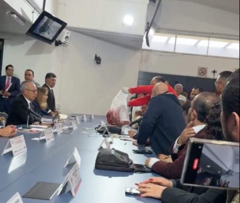 El momento en el que el trabajador arroja la cabeza de cerdo