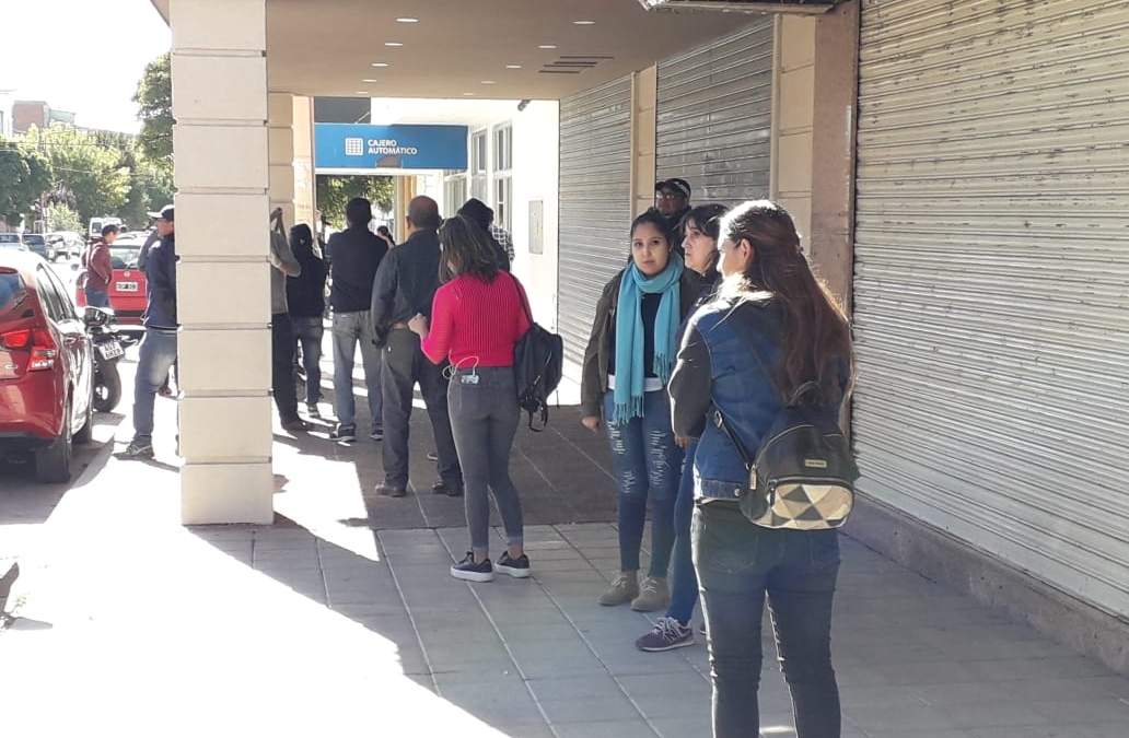 Largas filas en entidades bancarias. Fuente: (Twitter)