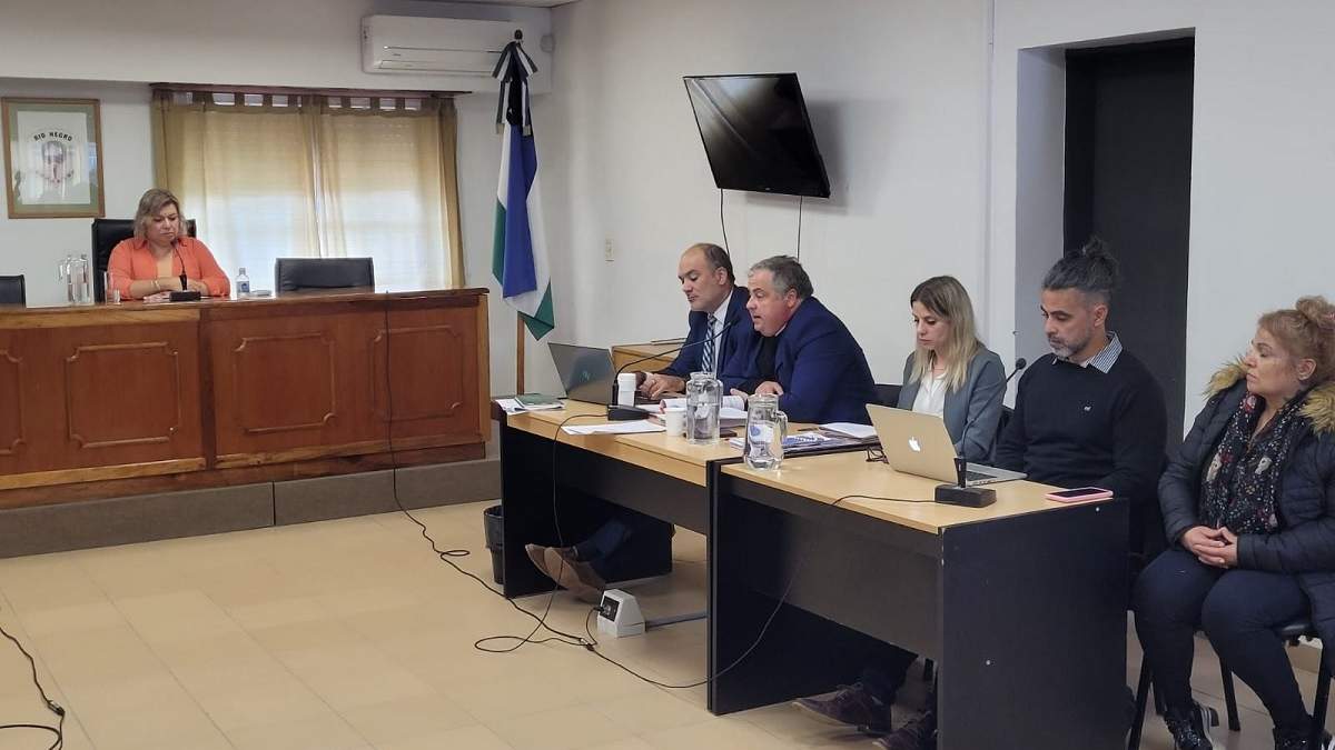 La fiscalía y la querella en la audiencia de formulación de cargos al imputado. Fuente (MPF Río Negro)