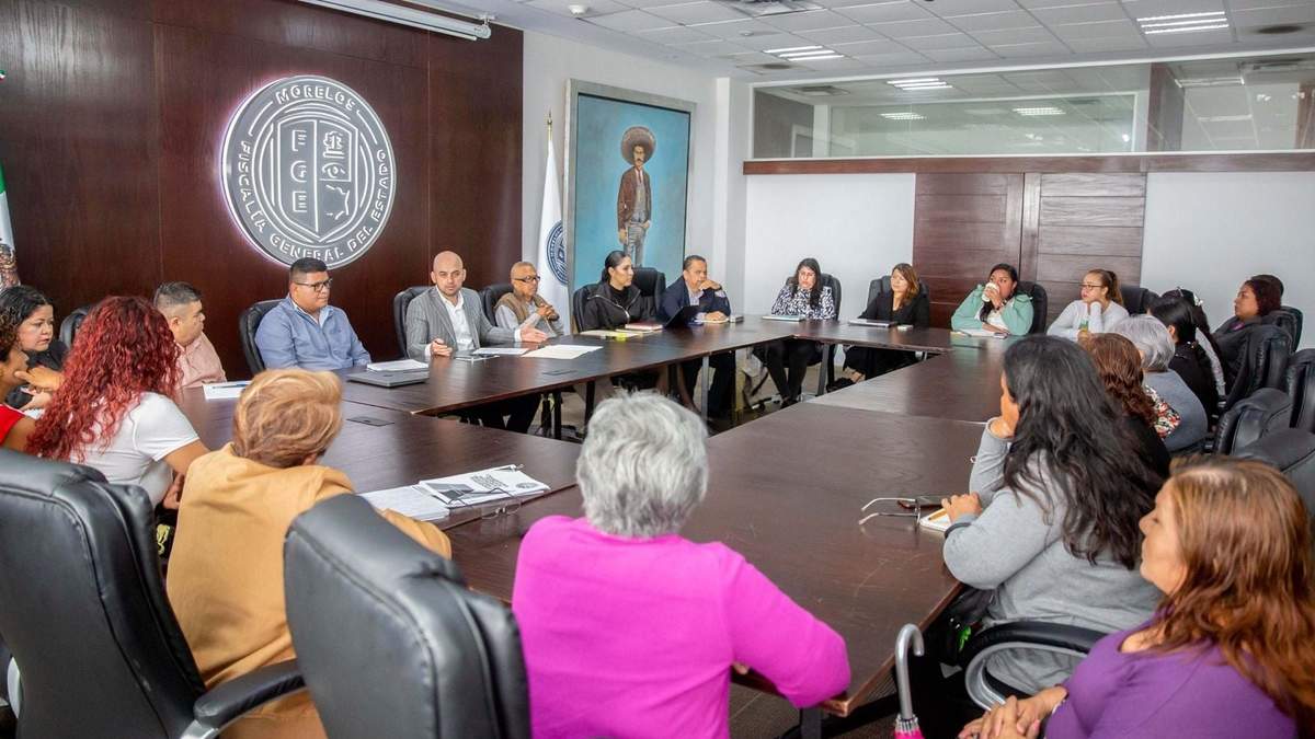 El fiscal de Morelos, Edgar Maldonado, en la reunión con colectivos de búsqueda de personas desaparecidas