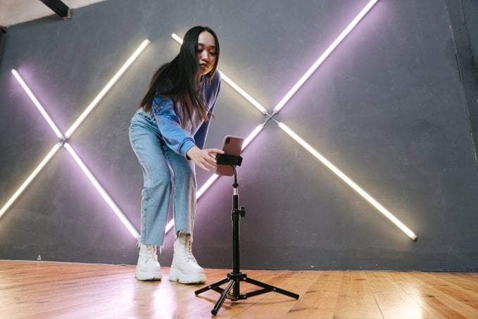 Una influencer grabando un video