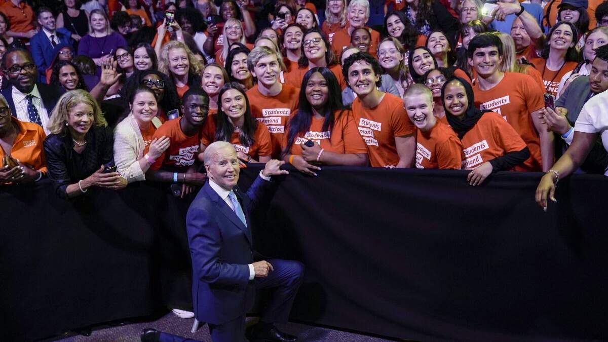 El presidente Joe Biden con jóvenes en la Cumbre Nacional de Comunidades Seguras, en la Universidad de Hartford, en West Hartford, Connecticut