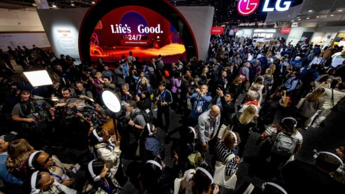 Una multitud examina la muestra de LG Electronics en el día inaugural de la CES 2025, el martes 7 de enero de 2025, en Las Vegas