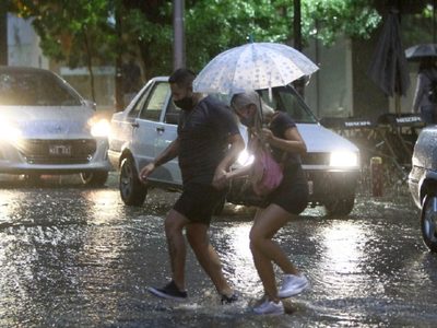Tormentas, lluvia y viento: rige una alerta meteorológica para gran parte del país