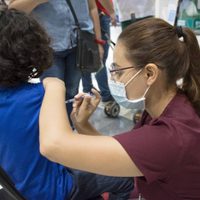 Vacunan contra covid-19 a 105 de los 141 menores con amparo en la CDMX