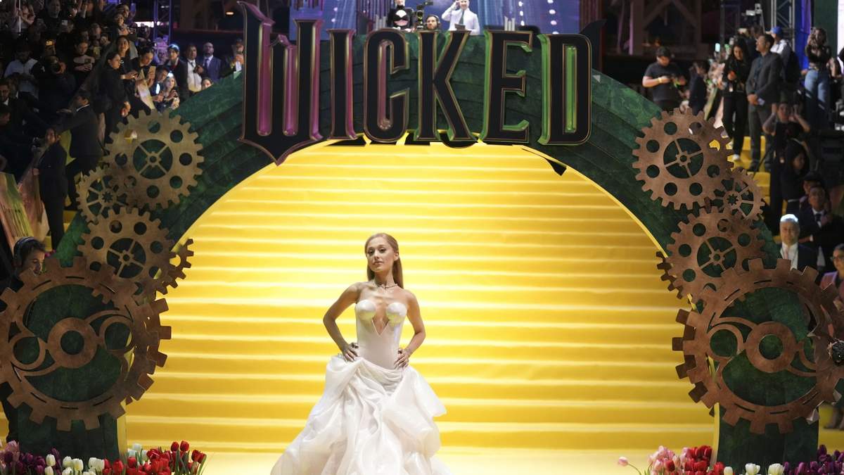 Ariana Grande posa durante una sesión fotográfica previa al estreno de "Wicked" en el Auditorio Nacional