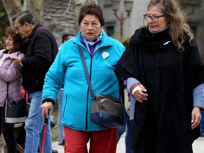 Tras los dichos de Milei, qué pasará con el bono para jubilados en julio